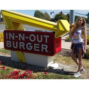 MEET YOUR POSHER: SELENA